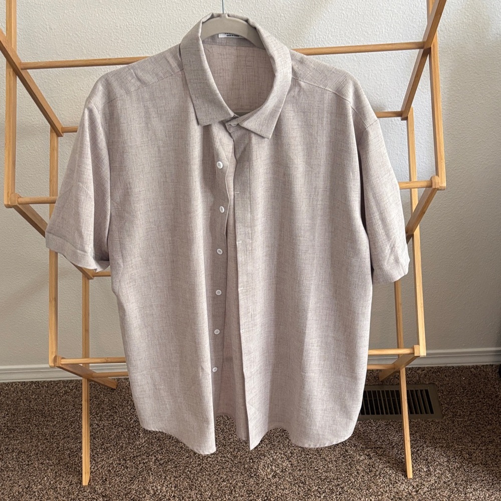 Casual Short-Sleeve Button-Down Shirt in Light Taupe